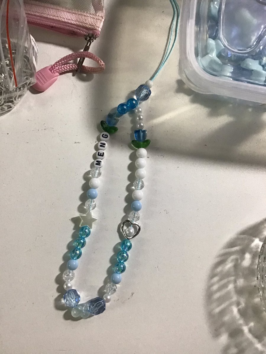 justelaizahh's tweet photo. Desk clutter 📿🧹🧼 https://t.co/OldvTEMx4D