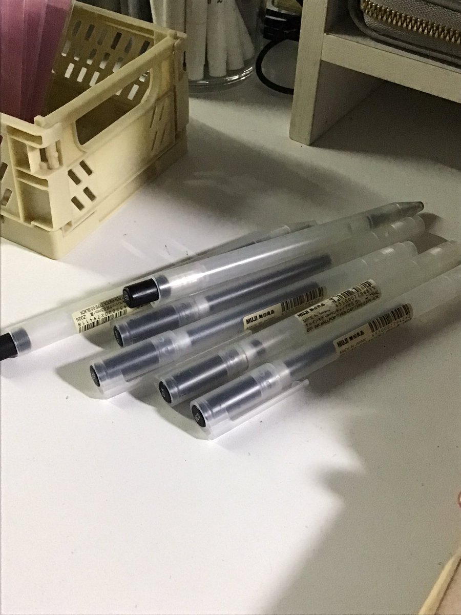 justelaizahh's tweet photo. Desk clutter 📿🧹🧼 https://t.co/OldvTEMx4D