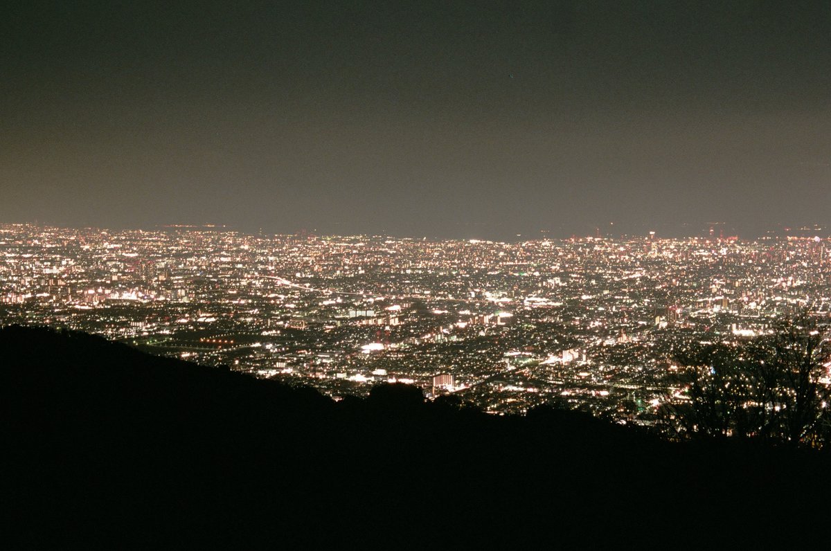 kazu1200_SR's tweet photo. 信貴生駒スカイライン( 夜景 )
EF24-85mm F3.5-4.5 USM
FUJICOLOR X-TRA 400
#信貴生駒スカイライン
#海抜600m駐車場展望デッキ
#パノラマ展望台
#十三峠駐車場
#立石越駐車場
#キヤノン党でほめあいたい
#CanonEOS
#EOS5
#FUJICOLOR400 https://t.co/sUAIyULEPE