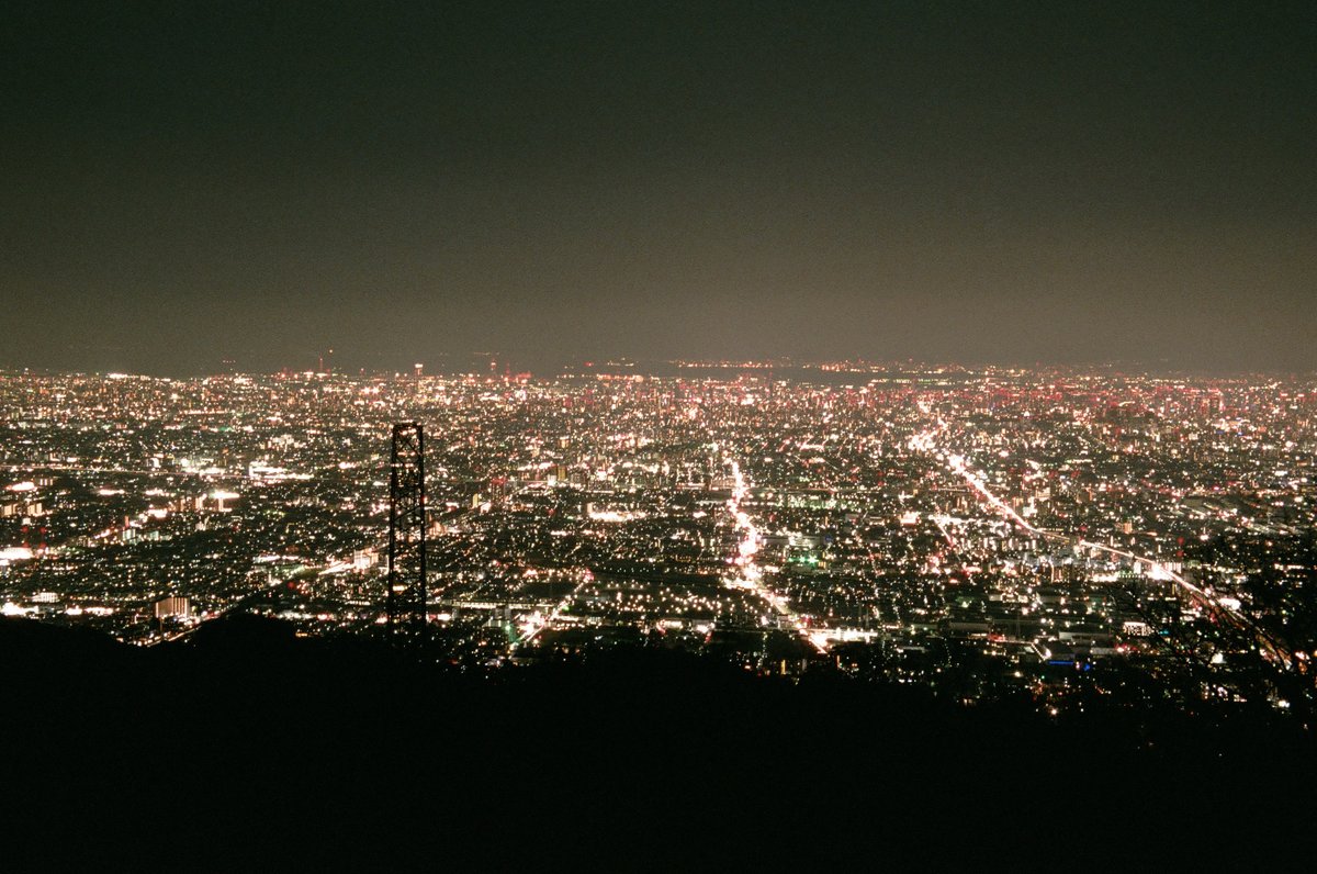 kazu1200_SR's tweet photo. 信貴生駒スカイライン( 夜景 )
EF24-85mm F3.5-4.5 USM
FUJICOLOR X-TRA 400
#信貴生駒スカイライン
#海抜600m駐車場展望デッキ
#パノラマ展望台
#十三峠駐車場
#立石越駐車場
#キヤノン党でほめあいたい
#CanonEOS
#EOS5
#FUJICOLOR400 https://t.co/sUAIyULEPE