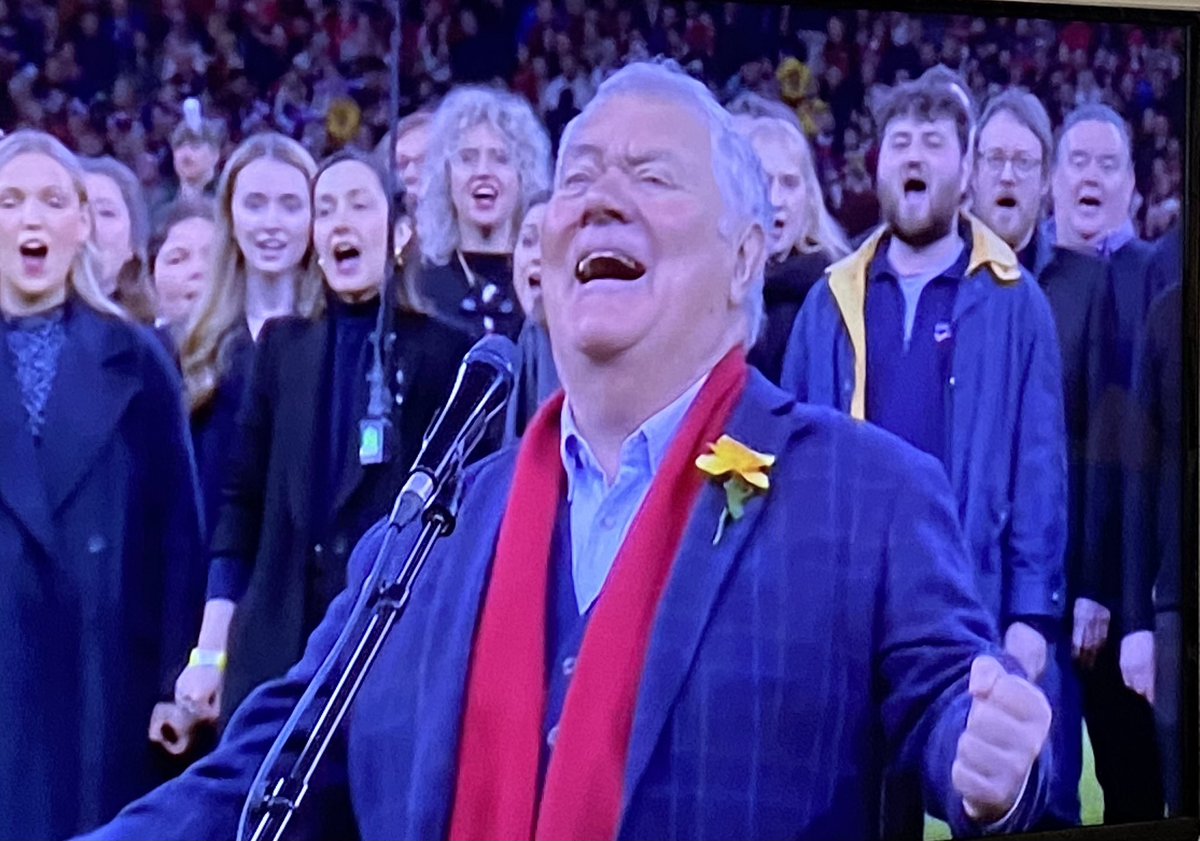 Great to see this great Welshman leading the singing just now. The brilliant Max Boyce. #WelshRugby @KenBrookes2