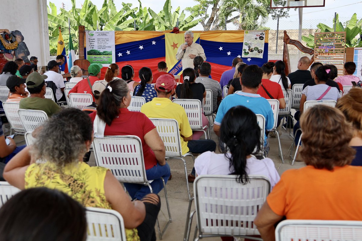 wcastroPSUV's tweet photo. Este #dom10 seguimos en jornada de #1x10delbuengobierno desde Mucujepe, El Vigía, Mérida. En esta nueva etapa el sistema está revolucionando y profundizando todo para generar los cambios que exige el pueblo
#merida #1x10delbuengobierno @partidopsuv @nicolasmaduro @JEHYSONGUZMAN https://t.co/eK4hl584Jg