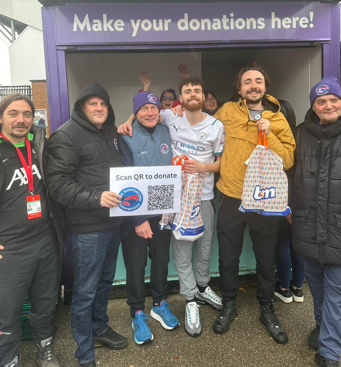 MCFCfoodbank's tweet photo. Glad some of our lot got the chance to show solidarity with our good mates at @SFoodbanks on the way to Anfield today 🩵
Mancs or scousers, cockneys,/goerdies/brummies etc scrap on the pitch but work together off it against our real enemy 💪
#HungerDoesntWearClubColours #LIVMCI https://t.co/UWIQxmrOpu
