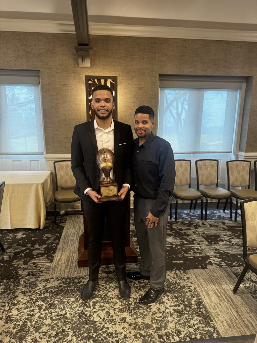 ErbyAlex's tweet image. "Feeling incredibly grateful 🙏. A huge thank you to my family, God, and my teammates for their unwavering support. This Mr. PA award isn't just mine, it's ours. #Blessed 

#GoNavyBeatArmy