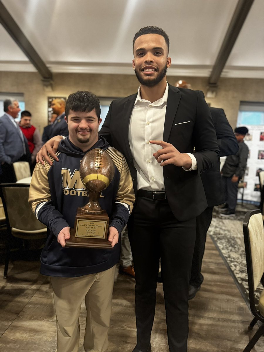 ErbyAlex's tweet image. "Feeling incredibly grateful 🙏. A huge thank you to my family, God, and my teammates for their unwavering support. This Mr. PA award isn't just mine, it's ours. #Blessed 

#GoNavyBeatArmy