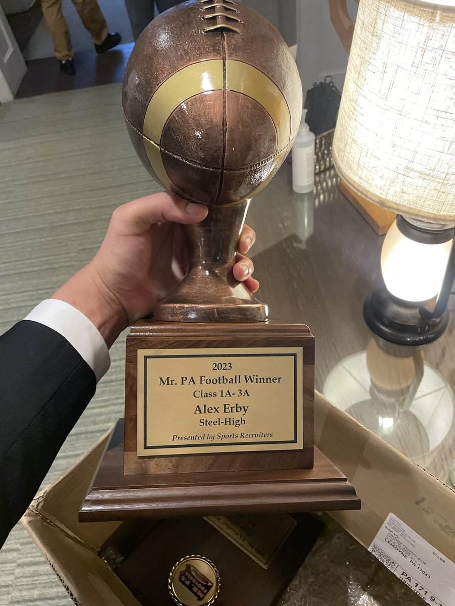 ErbyAlex's tweet image. "Feeling incredibly grateful 🙏. A huge thank you to my family, God, and my teammates for their unwavering support. This Mr. PA award isn't just mine, it's ours. #Blessed 

#GoNavyBeatArmy