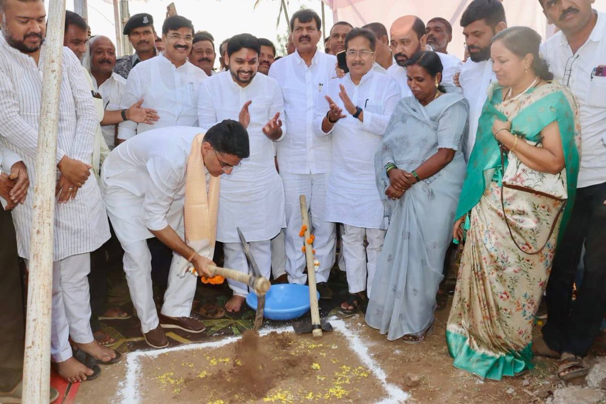 SachinPilot's tweet photo. विधायक श्री @vishwajeetkadam जी के प्रयासों से सूर्यगाव में कृष्णा नदी पर बनने जा रहे पुल के भूमि पूजन कार्यक्रम में शिरकत की।

जनता को सहूलियत पहुंचाने के उद्देश्य से किया जा रहा इस पुल का निर्माण कार्य सराहनीय कदम है। मैं विश्वजीत जी एवं क्षेत्र की जनता को बधाई देता हूं।

📍बुर्ली, जिला सांगली, महाराष्ट्र