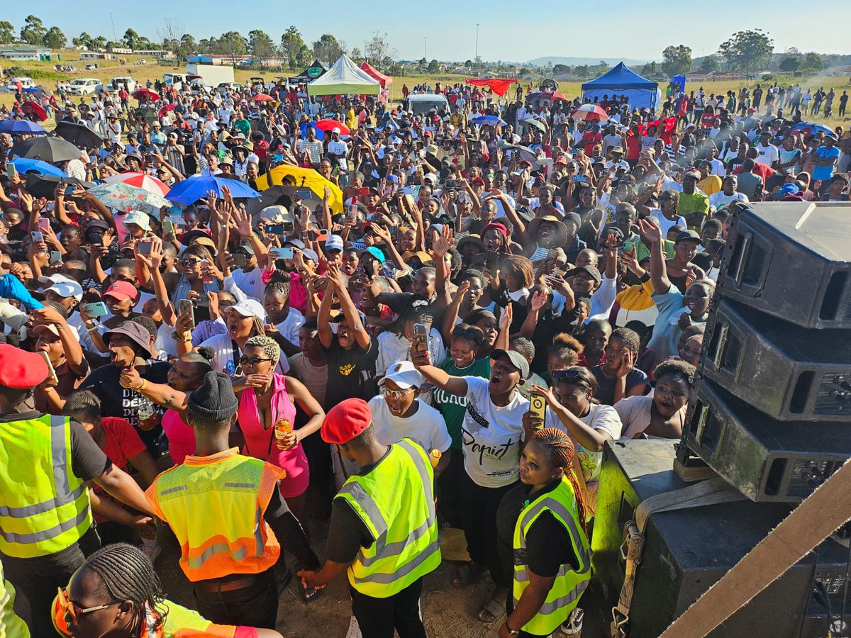EFFEASTERNCAPE_'s tweet photo. [IN PICTURES]📸

Award Winning Gospel Artist, Bethusile Mcinga performing live at the Youth and Workers Community Meeting in Butterworth (IBIKA PARK) to be addressed by the EFF Deputy President. 
#VoteEFF2024 https://t.co/0MYjpLcKPI