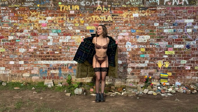 Come join me tonight (March 10) live on my OnlyFans ❤️  Show starts at 8pm EST (12am GMT)  https://t