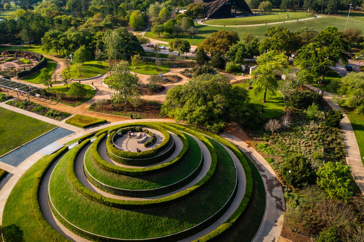 It's time to spring forward! ☀️ Daylight saving time marks a seasonal change in hours for the McGovern Centennial Gardens and the Japanese Garden. McGovern Centennial Gardens: 9 a.m. to 7 p.m. daily Japanese Garden: 9 a.m. to 6 p.m. daily 📷: Houston First Corporation