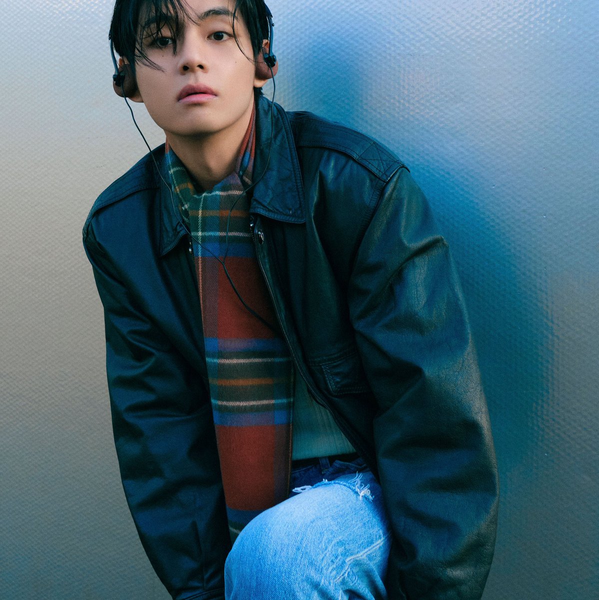 PopBase's tweet photo. BTS’ V shares new concept photo for ‘FRI(END)S’, out March 15th. https://t.co/pESEVPwim9