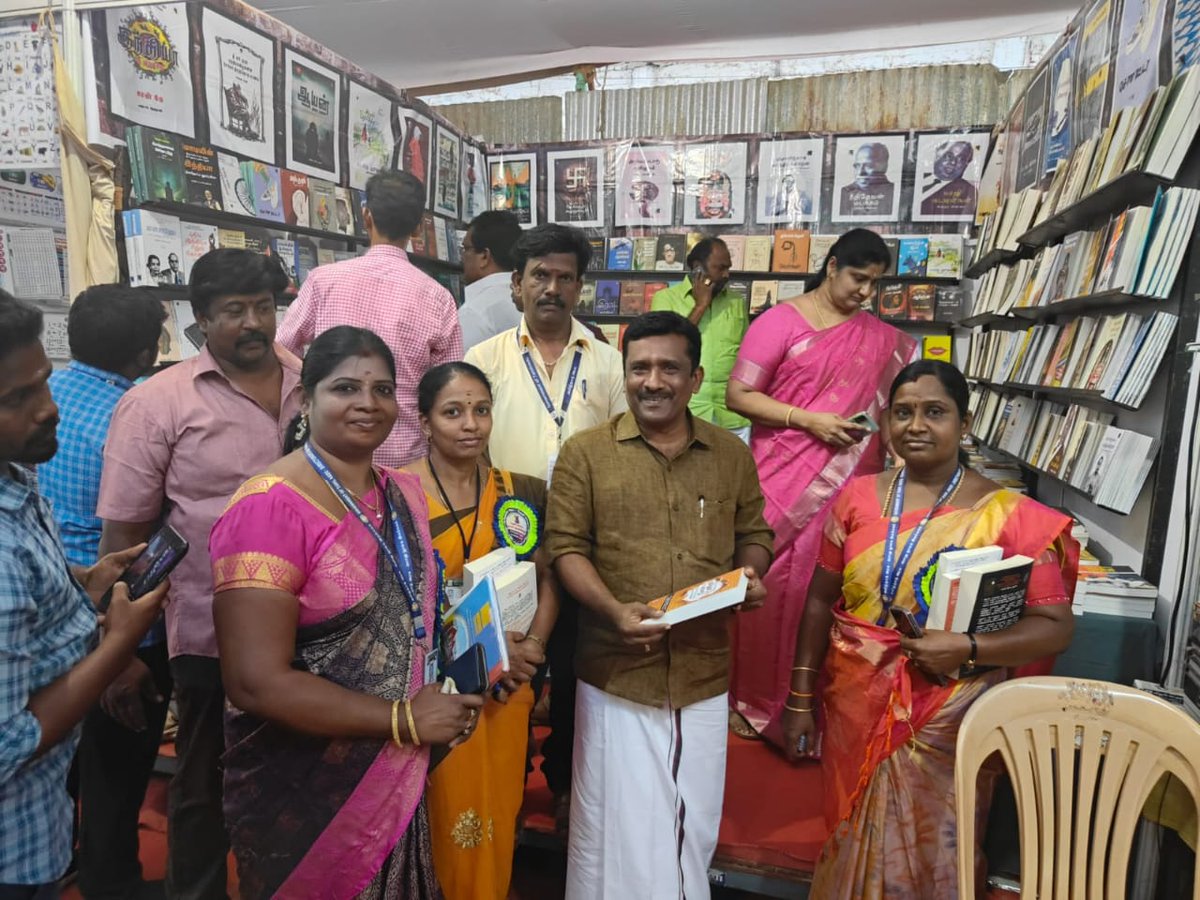 KSSARAVANAKUM10's tweet image. தமிழ்நாடு அரசின் சார்பில் நடைபெற்று வரும் புத்தகத் திருவிழாவை மா. செ. அண்ணன் திரு.தங்கதமிழ்செல்வன் அவர்களுடன் பார்வையிட்டு, புத்தக வாசிப்பை மாணவர்களிடமும் பொதுமக்களிடமும் ஊக்குவிக்கும் விதமாக  #SmartQuestion போட்டியில் வெற்றி பெற்ற மாணவ மாணவியர்களுக்கு பரிசு வழங்கி சிறப்பித்தோம்.