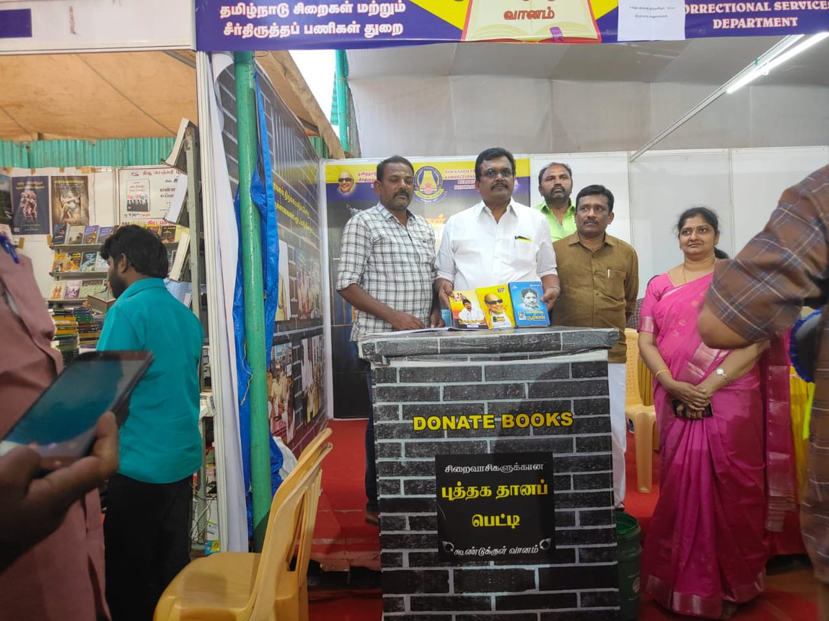 KSSARAVANAKUM10's tweet image. தமிழ்நாடு அரசின் சார்பில் நடைபெற்று வரும் புத்தகத் திருவிழாவை மா. செ. அண்ணன் திரு.தங்கதமிழ்செல்வன் அவர்களுடன் பார்வையிட்டு, புத்தக வாசிப்பை மாணவர்களிடமும் பொதுமக்களிடமும் ஊக்குவிக்கும் விதமாக  #SmartQuestion போட்டியில் வெற்றி பெற்ற மாணவ மாணவியர்களுக்கு பரிசு வழங்கி சிறப்பித்தோம்.