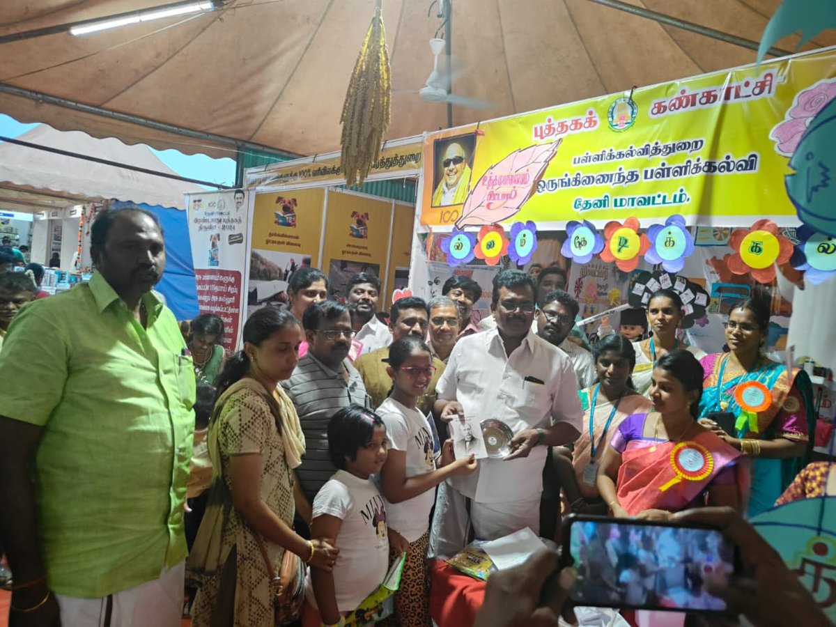 KSSARAVANAKUM10's tweet image. தமிழ்நாடு அரசின் சார்பில் நடைபெற்று வரும் புத்தகத் திருவிழாவை மா. செ. அண்ணன் திரு.தங்கதமிழ்செல்வன் அவர்களுடன் பார்வையிட்டு, புத்தக வாசிப்பை மாணவர்களிடமும் பொதுமக்களிடமும் ஊக்குவிக்கும் விதமாக  #SmartQuestion போட்டியில் வெற்றி பெற்ற மாணவ மாணவியர்களுக்கு பரிசு வழங்கி சிறப்பித்தோம்.
