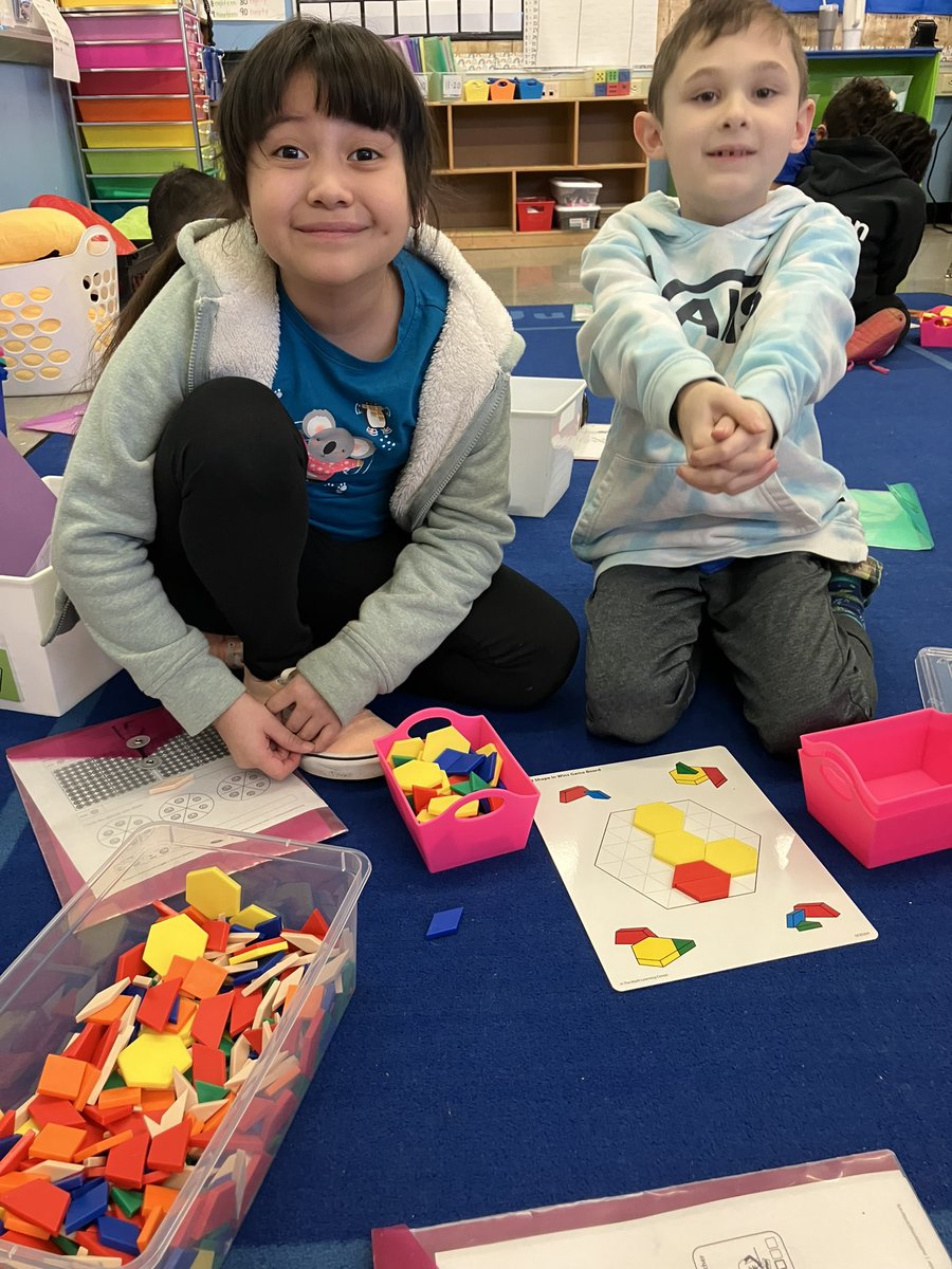 MrsShirvanian's tweet photo. Students learned about the attributes of shapes and practiced their skills using pattern blocks and geoboards. @RobertHunterES @FlemRarSchools https://t.co/NDRLbfVbrR