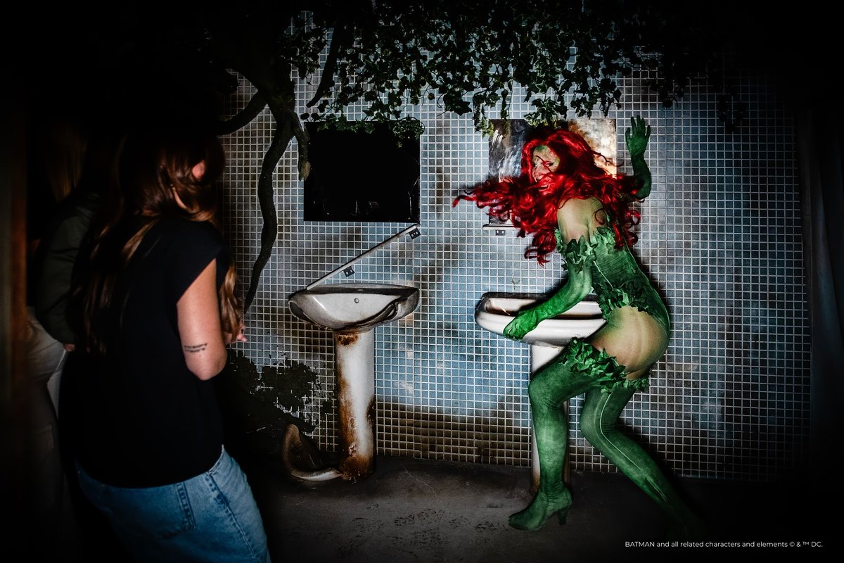 Bono_Parques's tweet photo. Crime Alley vuelve a @ParqueWarner durante marzo 🎉
¿Eres capaz de cruzar este laberinto, soportar los experimentos del Espantapájaros y evitar convertirte en comida para plantas? 💪
Y recuerda, con tu #BonoParques tienes descuento 🤑
¡No te lo pierdas! 😃 https://t.co/vgIodIZBtj