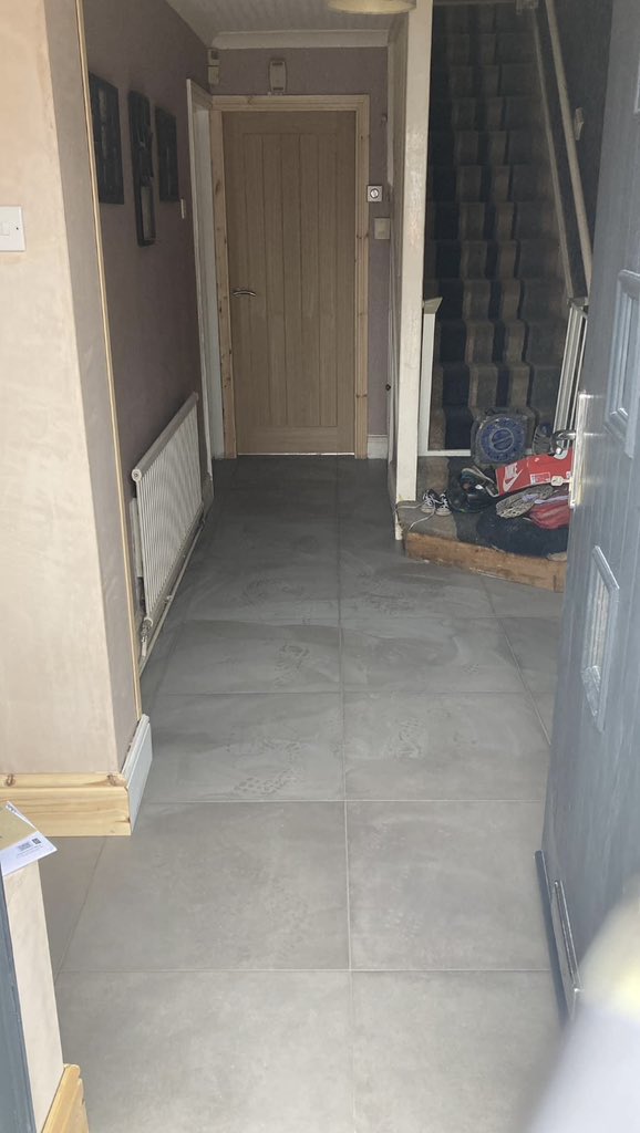 MaintenanceLowe's tweet photo. New kitchen installed with integrated fridge and dishwasher, tiling throughout the kitchen and hallway along with LED strip lighting to give it that modern feel.

Message us direct for any future projects big or small. https://t.co/UvofU4fafg