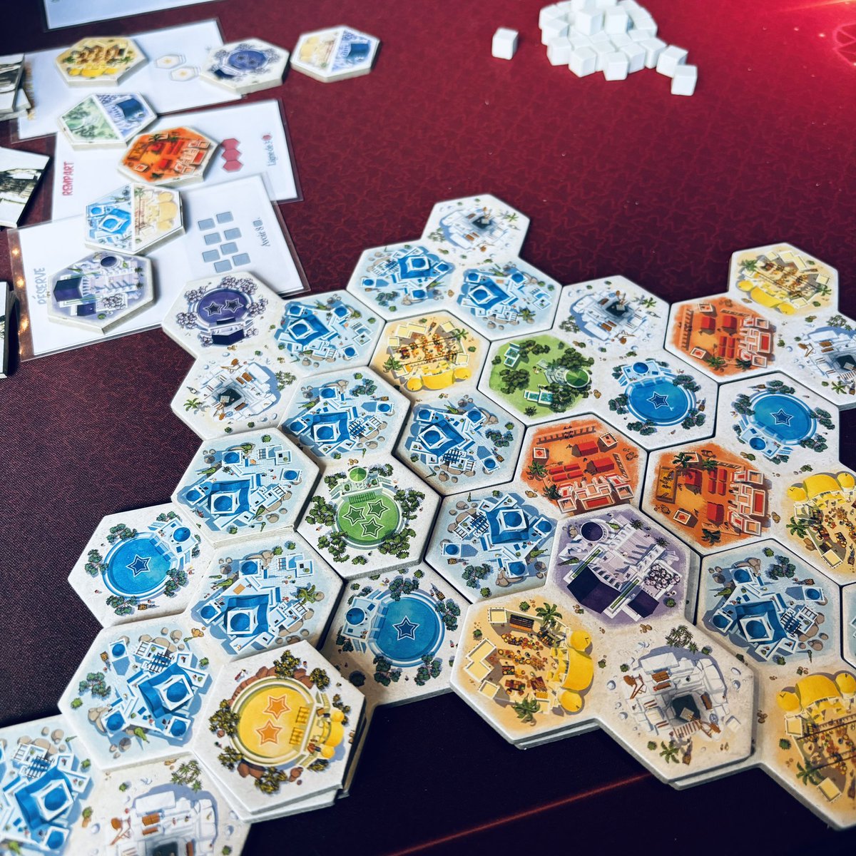 _Hina___'s tweet photo. On continue au #Double6 avec l'extension d'Akropolis ! Instabuy direct 😍 ça sort en octobre avec rajout d'objectifs et de tuiles pour retourner encore plus le cerveau 😂

#j2s #bgg #boardgames https://t.co/cr6abf2L56
