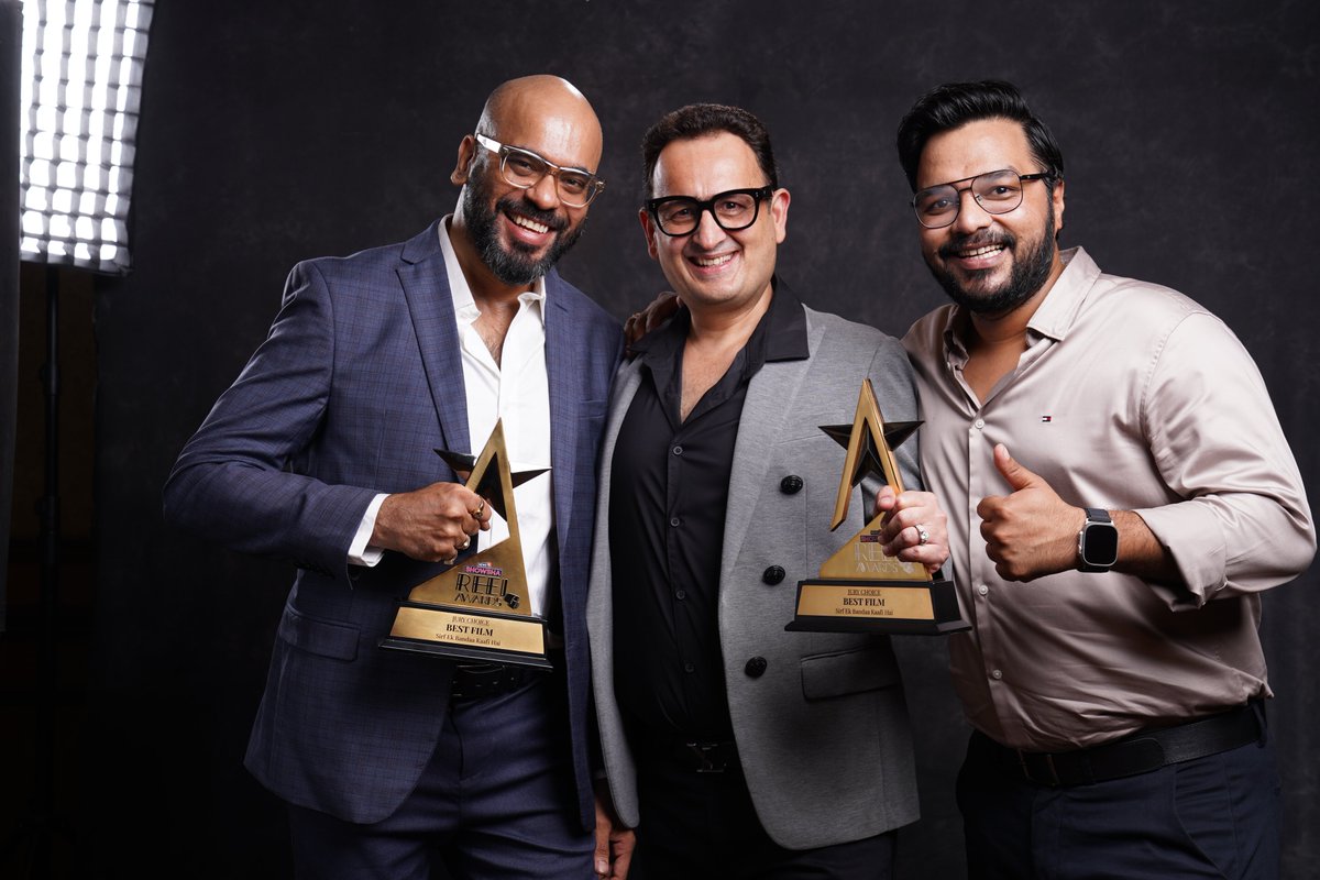 BSL_Films's tweet photo. A night of #Showsha and victory for the team of #SirfEkBandaaKaafiHai. 
Best Film and Best Actor to @BajpayeeManoj (Jury) at the #News18ShowshaReelawards🎉😊

Thank you to the jury and @News18India and @News18Showsha for the love ❤️

@apoorvkarki88 @vinodbhanu @Suparn @ZeeStudios_ #KamleshBhanushali #VishalGurnani #JuhiParekhMehta #ArjunKukreti @DeepakKingrani #ManishKalra @sumeet_kotian #SandeepChowta @ZEE5India @HitzMusicoff
