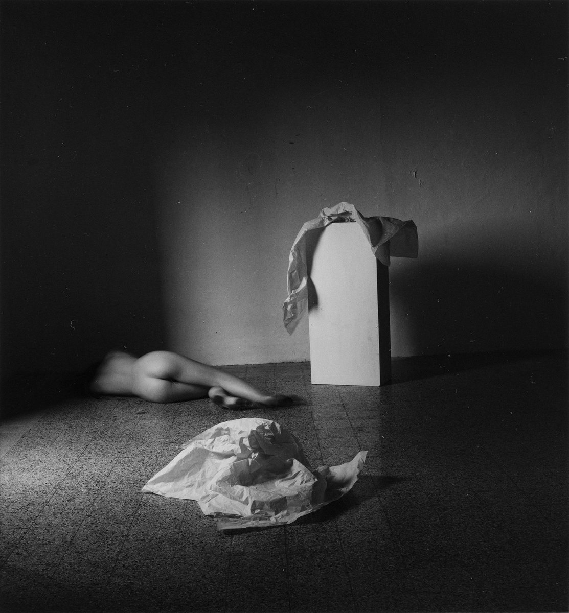 'untitled', 
Francesca Woodman, 1978 © Woodman Family Foundation/Artists Rights Society (ARS), New York

@Gagosian 

#apart #FrancescaWoodman #photography #Gagosian #aestheticmodernism #trapa