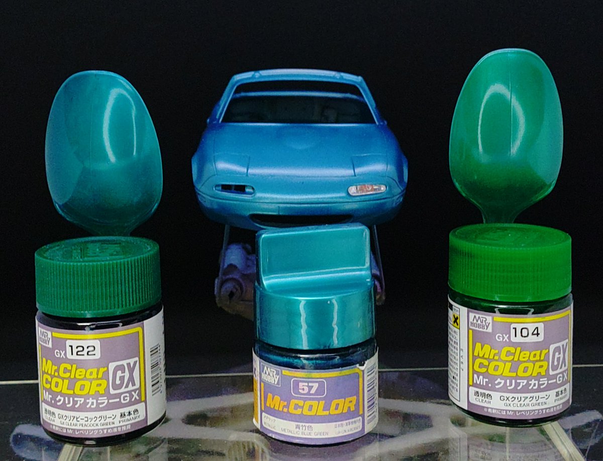 UsagiOishi_K's tweet image. ＃タミヤ
＃NA8C
＃ユーノスロードスター
作業続行してます。スモールランプいじったり、本体に青竹色塗ったり。
めざすスパーリンググリーンメタリックは明るいところは緑寄り、暗いところは青緑寄り。どっちのクリアカラーを使うか…