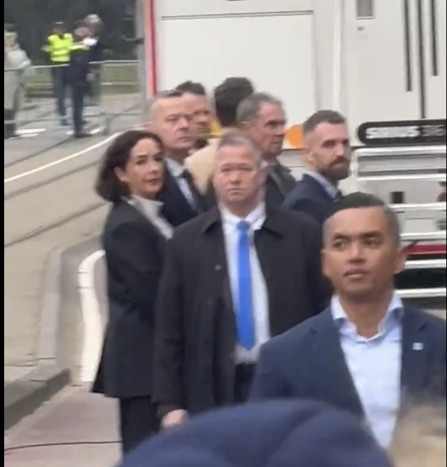 KarelNoort's tweet photo. En Halsema keek toe. Ik hoop dat  holocaustoverlevende Rudie Cortissos een opmerking over het gejoel gemaakt heeft naar haar. 
Opening Holocaust museum.
#Holocaustmuseum https://t.co/op7yglRBqw