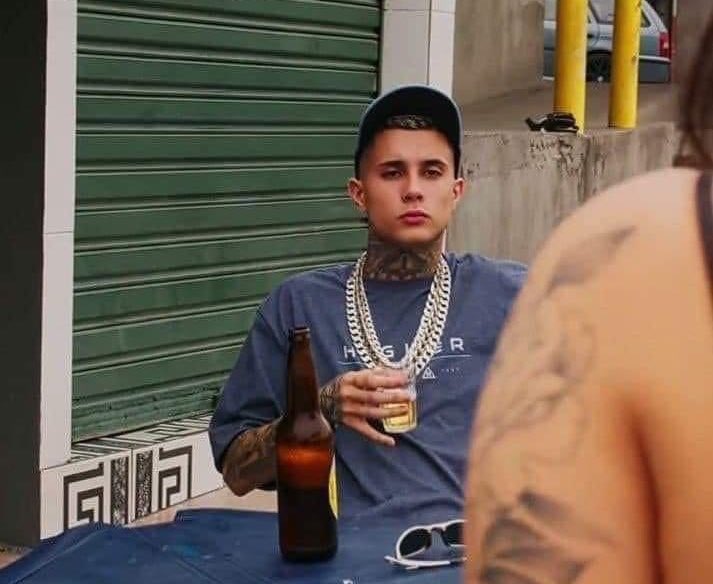 bailedo17's tweet image. Eu gastando dinheiro com bebida, refletindo como vou fazer pra começar a economizar