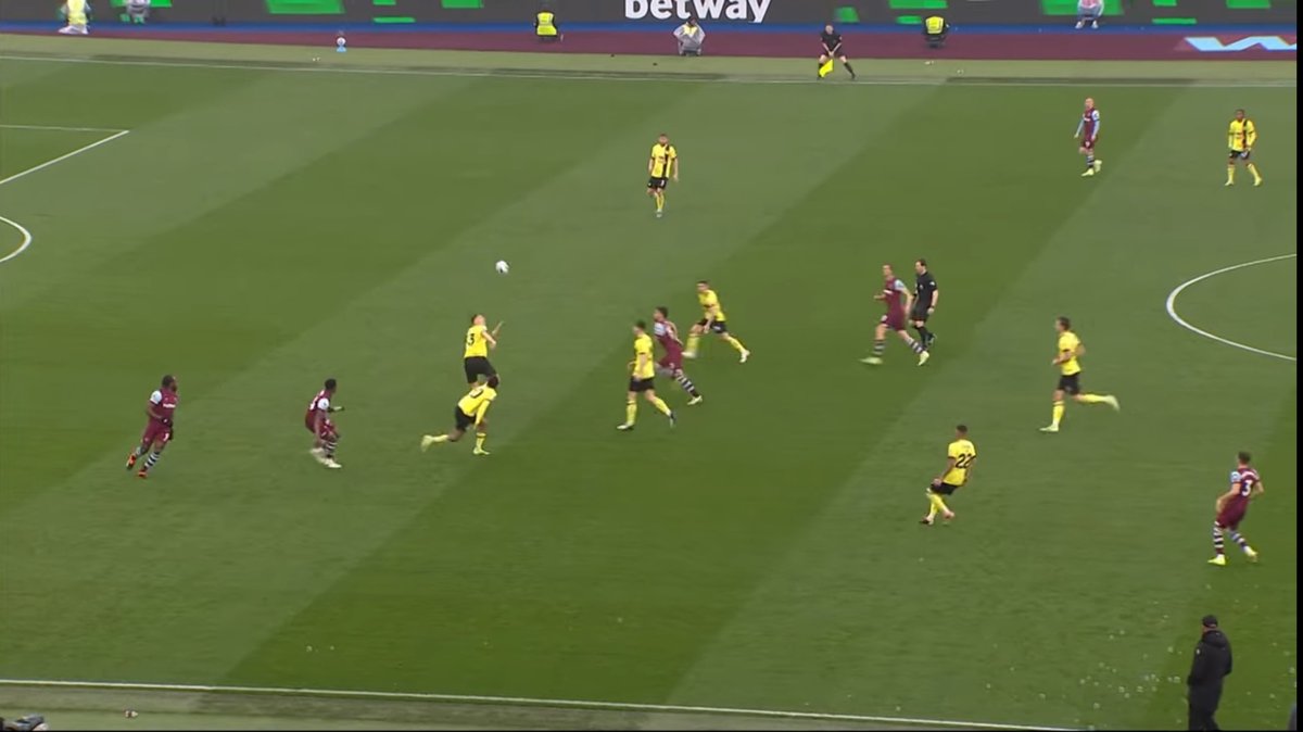 This reminds me of Farke’s Norwich in the Prem. CAN’T play like this as a small club w/out a team of stars! Ridiculous how high they are while defending a long punt from the GK. They lose it here and West Ham are 3️⃣ on 1 with the keeper. Which is what happens! #WHUBUR #bfc #ncfc