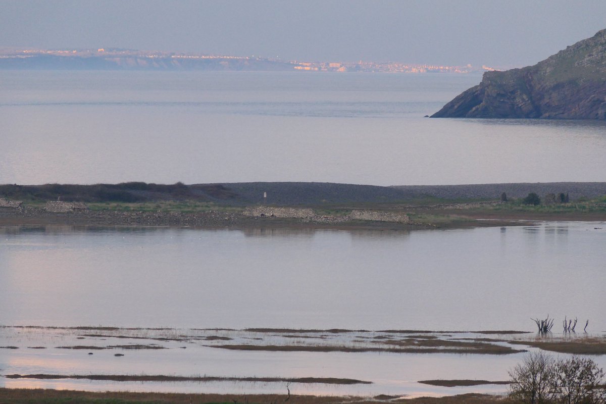 A rising tide starts to fill #Porlock Marsh towards #HurlstonePoint with the sun setting on South Wales <a href="/gbjeffen/">Nick Jeffery </a> <a href="/SarahjevsEvans/">Sarah Evans</a> <a href="/Porlockcoast1/">Porlockcoastalviews</a>