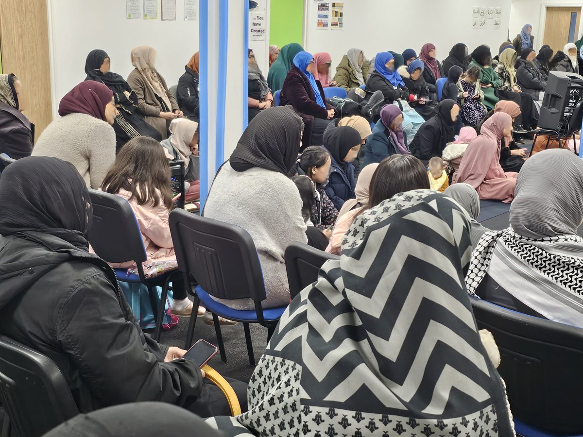 safia_shahid's tweet photo. A pleasure to be back in Birmingham to deliver a talk on ‘Ramadan: Striving for Spiritual Excellence’ and meet wonderful sisters alhamdulillah. May Allah reward the organisers and attendees for such a beautiful event. https://t.co/25c9sInXXE
