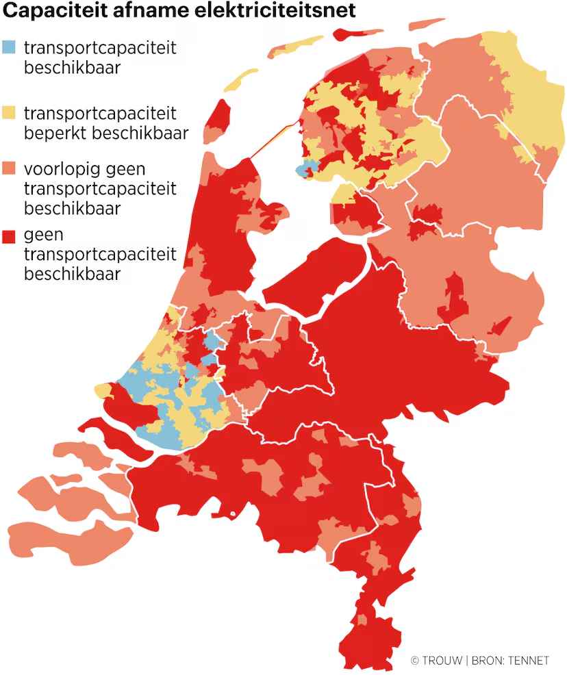 Deze rood gekleurde kaart van Nederland zegt alles: ons stroomnet raakt overvol en 'Afrikaanse' toestanden dreigen, met stroomuitval en blackouts. Een noodplan is nodig met: (i) grote investeringen in netverzwaring; (ii) focus op slimme energieopslag; (iii) extra arbeidskrachten