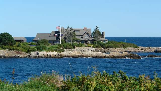 University of New England Football (@unefootball) on Twitter photo This #UNEPhotoFriday takes a look at the George & Barbara Bush Center. With the Bush Family's "Summer White House" just a few miles south of our Biddeford Campus in Kennebunkport, <a href="/unetweets/">University of New England</a> was fortunate enough to enjoy a great relationship with our 41st President 🌩️🏈 #STG This #UNEPhotoFriday takes a look at the George & Barbara Bush Center. With the Bush Family's "Summer White House" just a few miles south of our Biddeford Campus in Kennebunkport, <a href="/unetweets/">University of New England</a> was fortunate enough to enjoy a great relationship with our 41st President 🌩️🏈 #STG