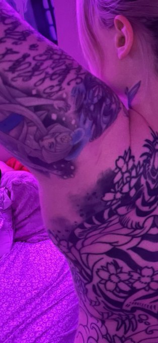 Started to do arm workouts bc I wanted skinny arms but I accidentally  developed my lats instead smh<a href="/tag/newprofilepic"class="tags"><span>#newprofilepic</span></a>