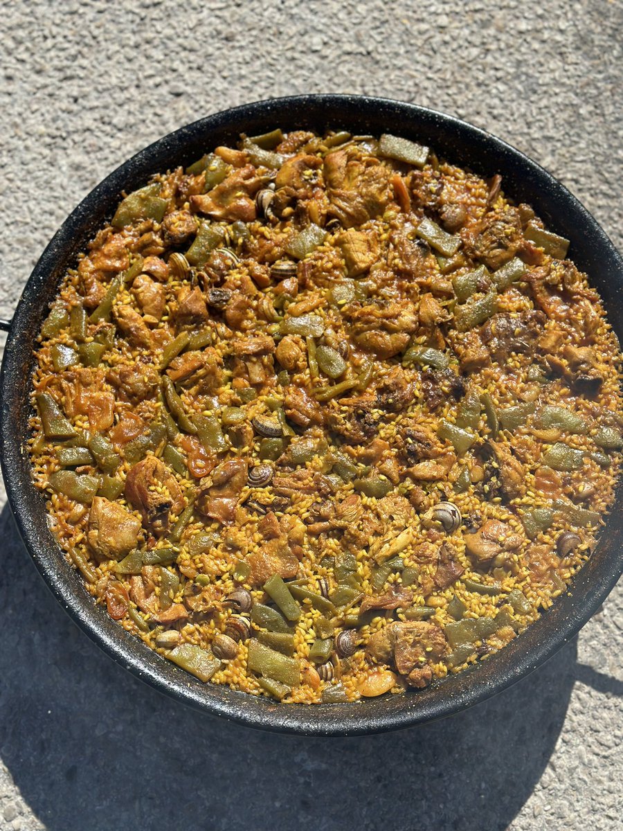 pacolonso's tweet image. Lo he vuelto a hacer… Paella para toda la
colla y un tupper. A la espera del veredicto del jurado.