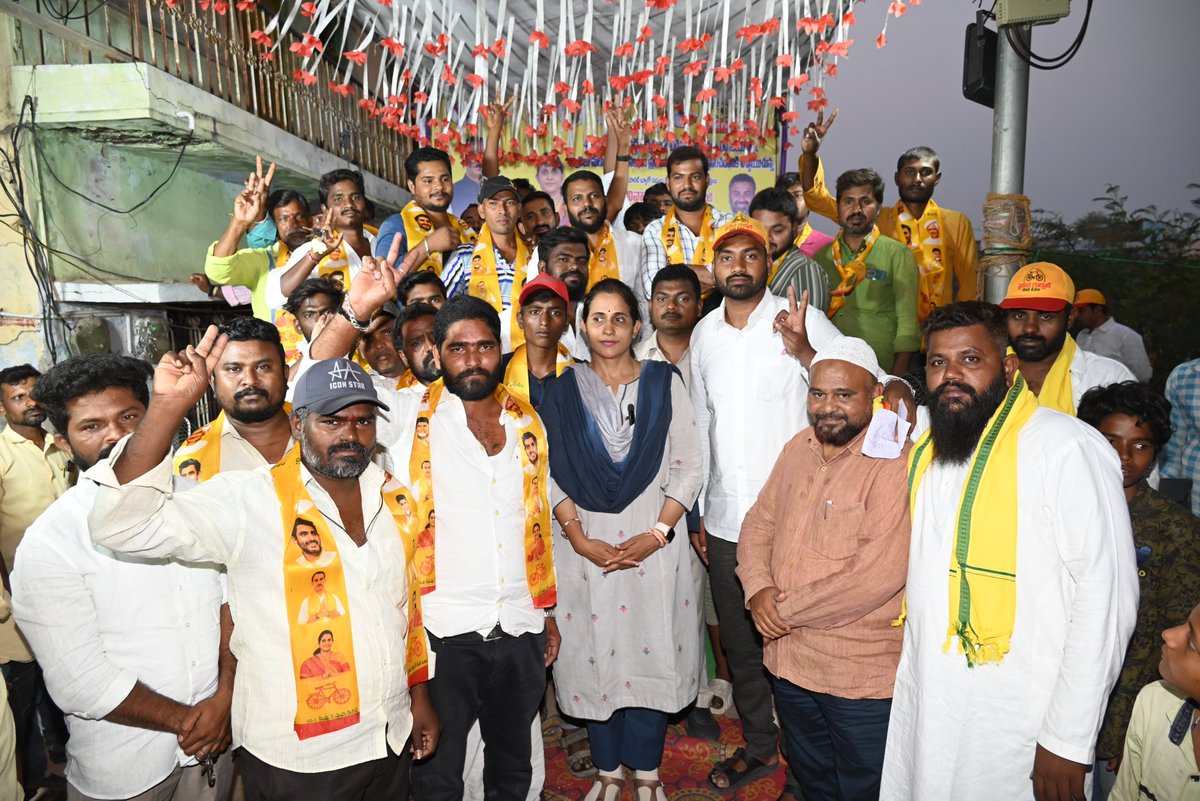 R_Madhavi_Reddy's tweet photo. కడప నగరంలోని 41వ డివిజన్ రవీంద్ర నగర్ పాల కేంద్రం నుండి అఫ్జల్ గారి ఆధ్వర్యంలో పలువురు స్థానికులకు కండువా కప్పి టీడీపీ పార్టీలోకి ఆహ్వానించిన కడప నియోజకవర్గ టీడీపీ అభ్యర్థి ఆర్.మాధవి గారు.
#kadapa #KADAPANEWS #tdp #Joinings #TDPJSPWinning https://t.co/bP0YYvkU8x