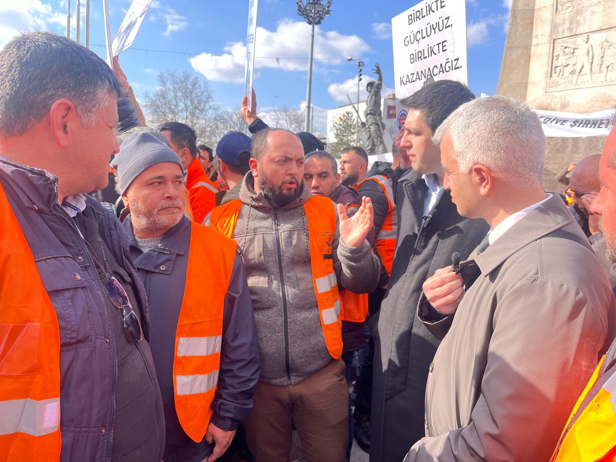 Taşeron İşçilerimiz, Belediye Şirket İşçilerimiz...

En ağır yüklerin altına girerler,
Belediyelerde, Kara yollarında, yemekhanelerde, şehir hastanelerinde, kiralık araçlarda direksiyon başında, santralde,
Farkında olmadan hepimizin yükünü çekerler...

Onların vicdanı,