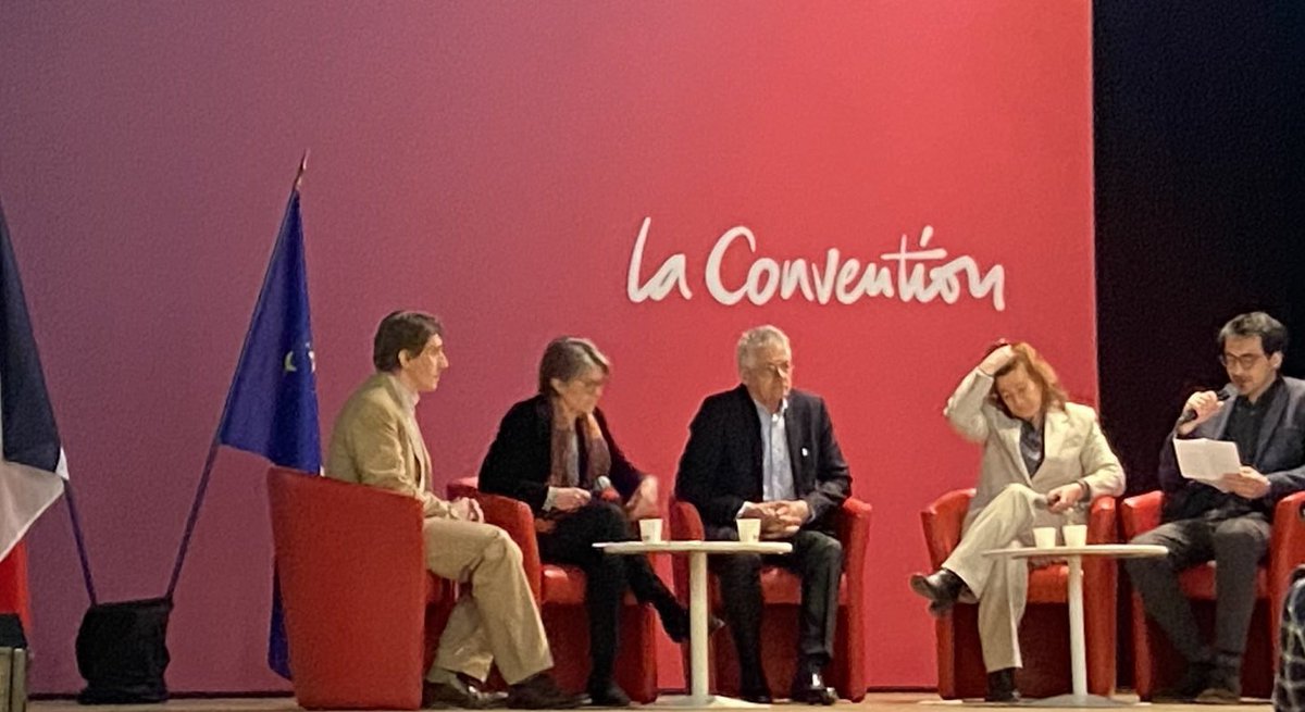 Très belle affluence - plus de 800 personnes ! - cet après-midi à la réunion publique 'Nos ambitions pour l'#Europe' organisée par #LaConvention Paris.

Conclusions à venir par @BCazeneuve ! 🇪🇺🇲🇫