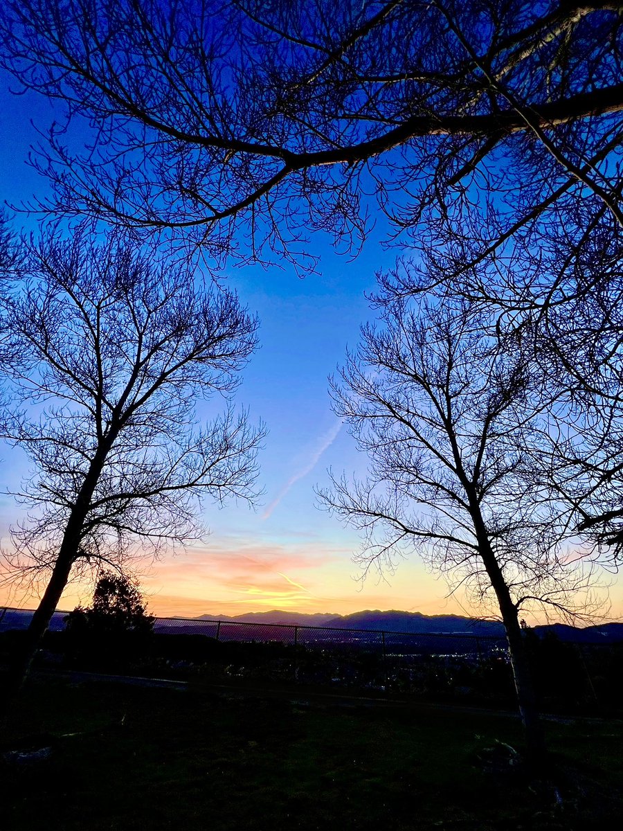 Good Morning From #SoCal!🌞 
#SundayMorning #Sunrise #SunrisePhotography #Winter #Sky #SkyPhotography #DaylightSavingTime