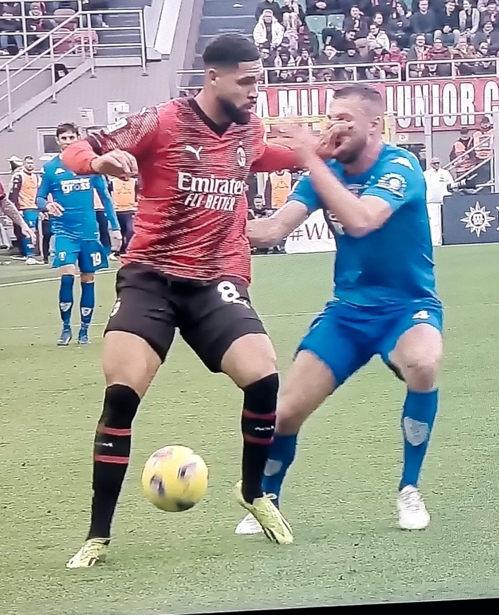 #MilanEmpoli 
Ormai è uno schema: ne sdraiano uno e vanno tutti all'attacco!!
Altro che da  3' a 3'...