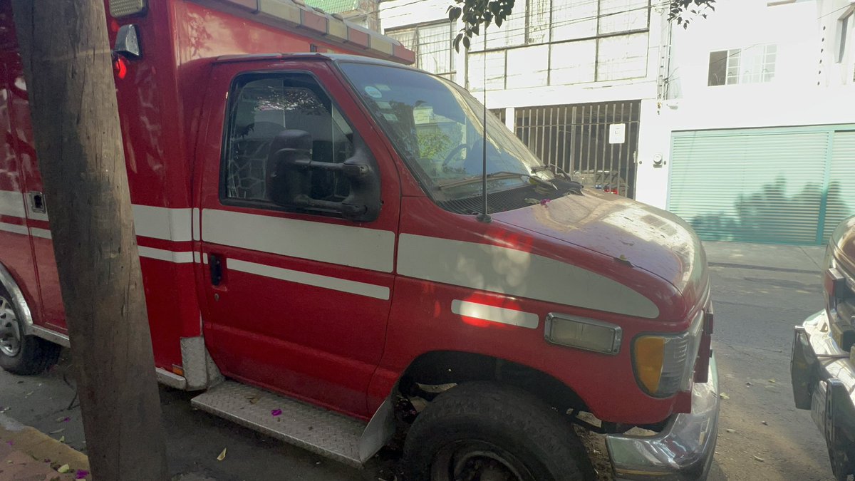 IvaNIsraell's tweet photo. @BJAlcaldia @AlcaldiaBenito @STaboadaMx ambulancias abandonadas que son una fuente de infección afectando el libre paso de ocupando espacios que no son suyos de dudosa procedencia   Porfavor ya se levantaron reportes y no hay apoyo de la alcaldía  ayuden a retirarlas https://t.co/1Q6Xl2WVzT