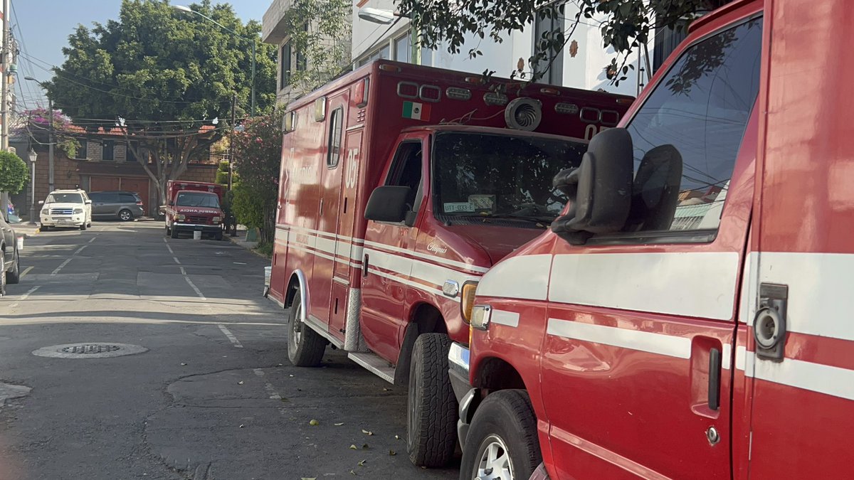 IvaNIsraell's tweet photo. @BJAlcaldia @AlcaldiaBenito @STaboadaMx ambulancias abandonadas que son una fuente de infección afectando el libre paso de ocupando espacios que no son suyos de dudosa procedencia   Porfavor ya se levantaron reportes y no hay apoyo de la alcaldía  ayuden a retirarlas https://t.co/1Q6Xl2WVzT
