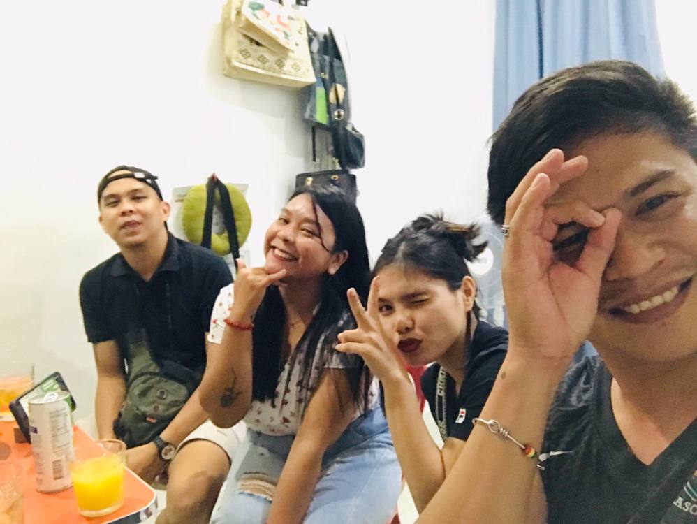 JulieNavales's tweet photo. Chill last Night w/high school buddies🤗🍺
#incomplete https://t.co/33SBHEFJ8A