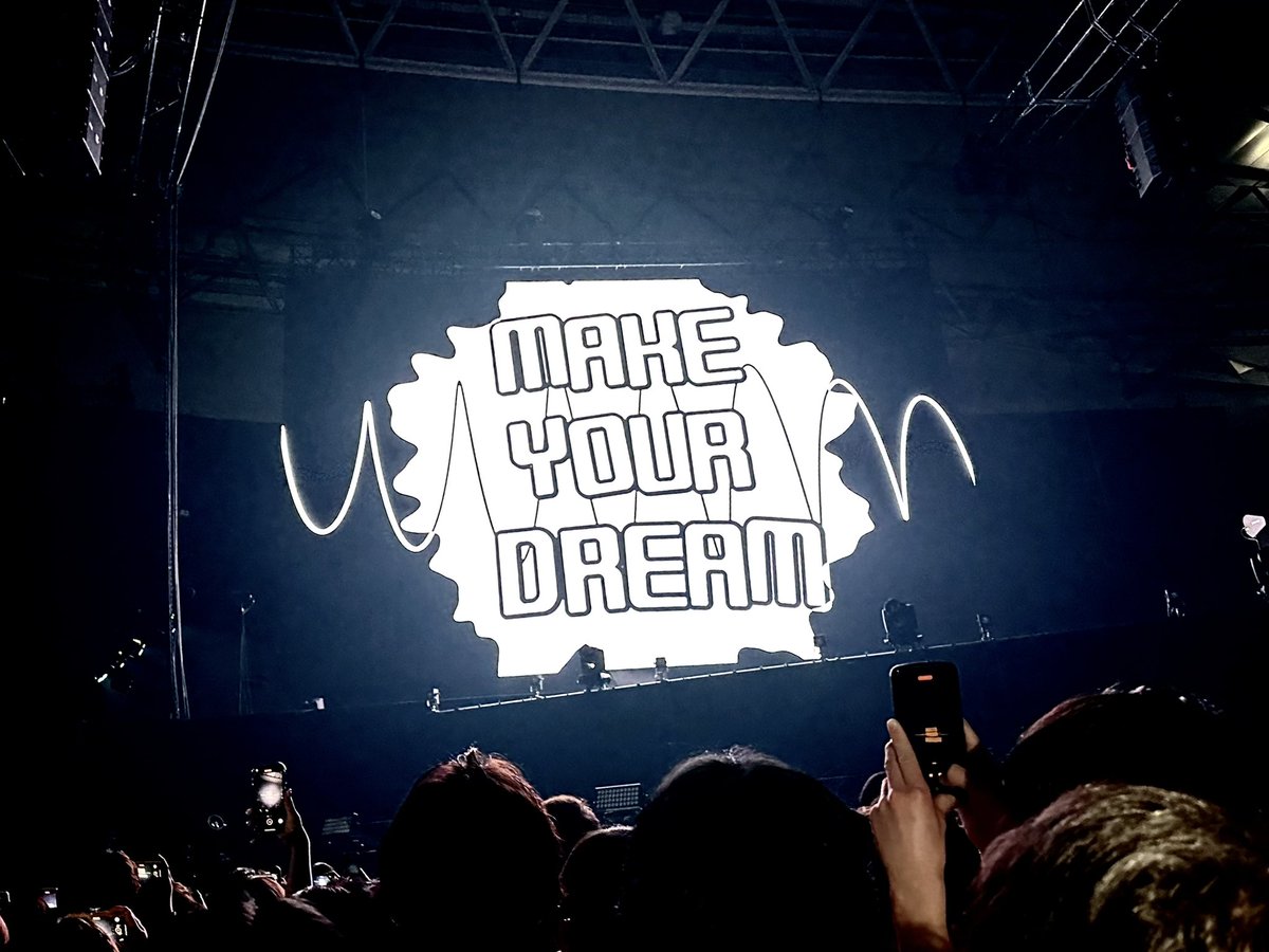 YudaiRocks's tweet photo. 2日目は盟友たちとの対バン"MAKE YOUR DREAM"。唯一のMCが「バニラズおめでとう!」だったユニゾンやマジックをカバーしたsumikaの愛を感じつつ、バニラズが昨日よりもそして今日の中で1番決まっていた!夢が叶った2日間。夢から覚めても今日を繋いでこう!
#gogovanillas #DREAMSTOUR #バニラズ幕張 https://t.co/JlzvrRyuY9