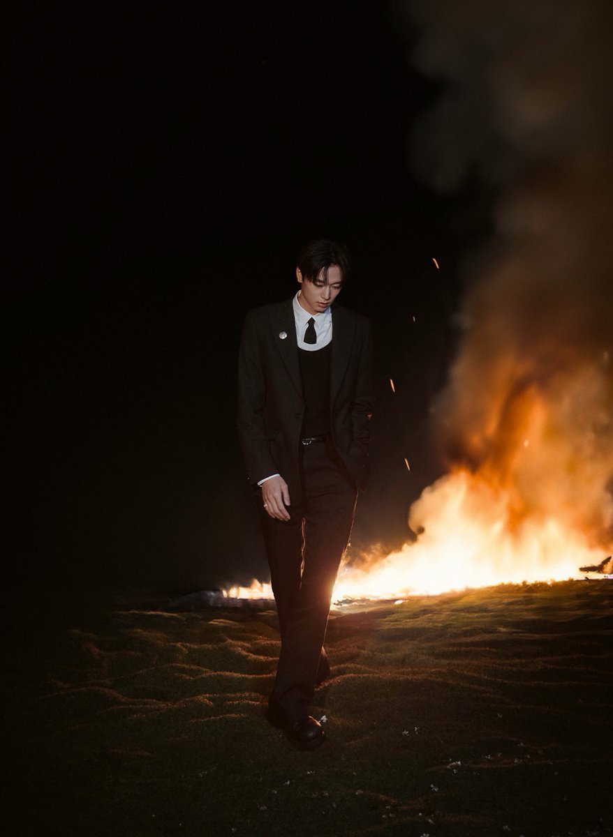 dailyljy's tweet photo. juyeon as james bond https://t.co/7z4DE1ZrUg