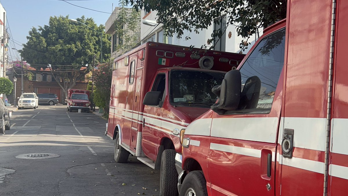 IvaNIsraell's tweet photo. @BJAlcaldia @BJAlcaldia @STaboadaMx  en Francisco Belmar 142 colonia Ermita alcaldía Benito Juárez ambulancias abandonadas que generan un foco de infección y nido d e probables actos ilícitos (drogas). Porfavor apoyen a retirarlas invaden espacios públicos https://t.co/ljwu4grYzc