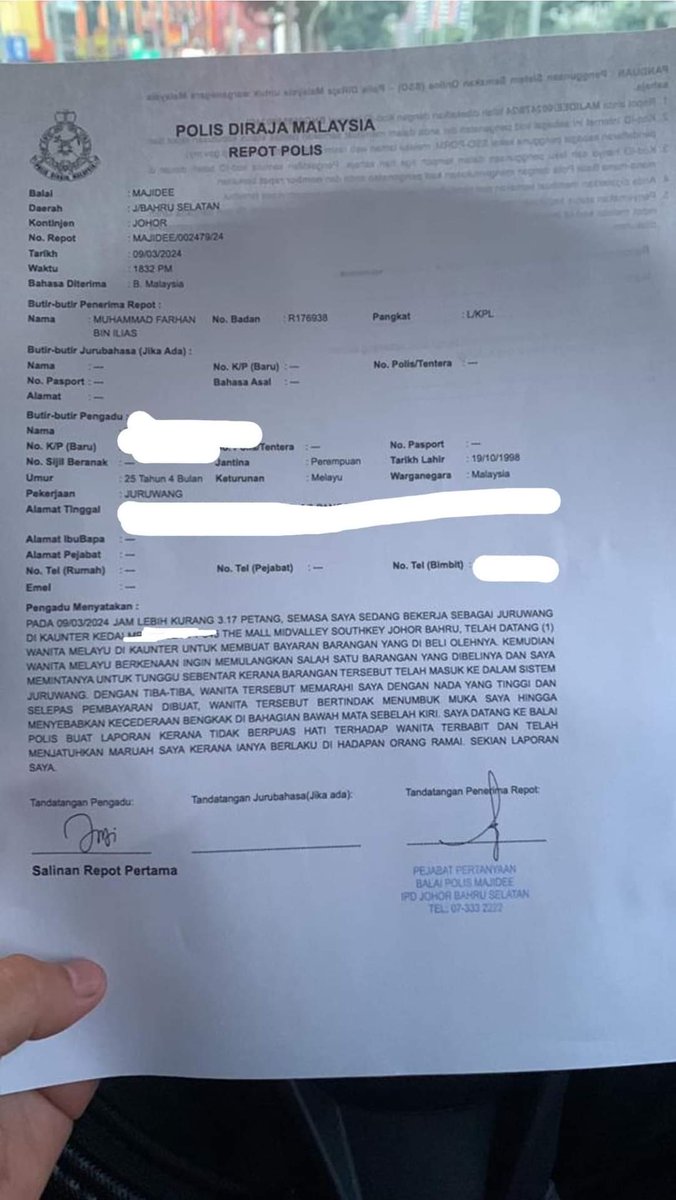 update11111's tweet photo. Hati2 dengan cust spesis mcmni 

Report da dibuat , tunggu tindakkan dari polis je . Maruah aku tercalar ya sebagai seorang cashier bila cust buat mcmni depan ramai org . Sedangkan itu salah sendiri . Kalau setakat gaduh mulut , boleh terima lagi . Tapi kau siapa utk naik tangan https://t.co/F8lWkLgToL