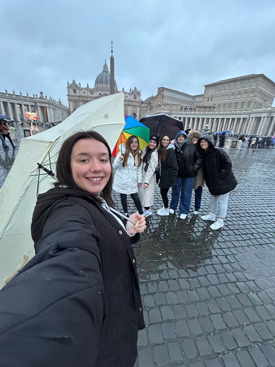 luciamaneiroo's tweet photo. fai un mes que roma me curou o cora😭 https://t.co/bDZDFdL6HH