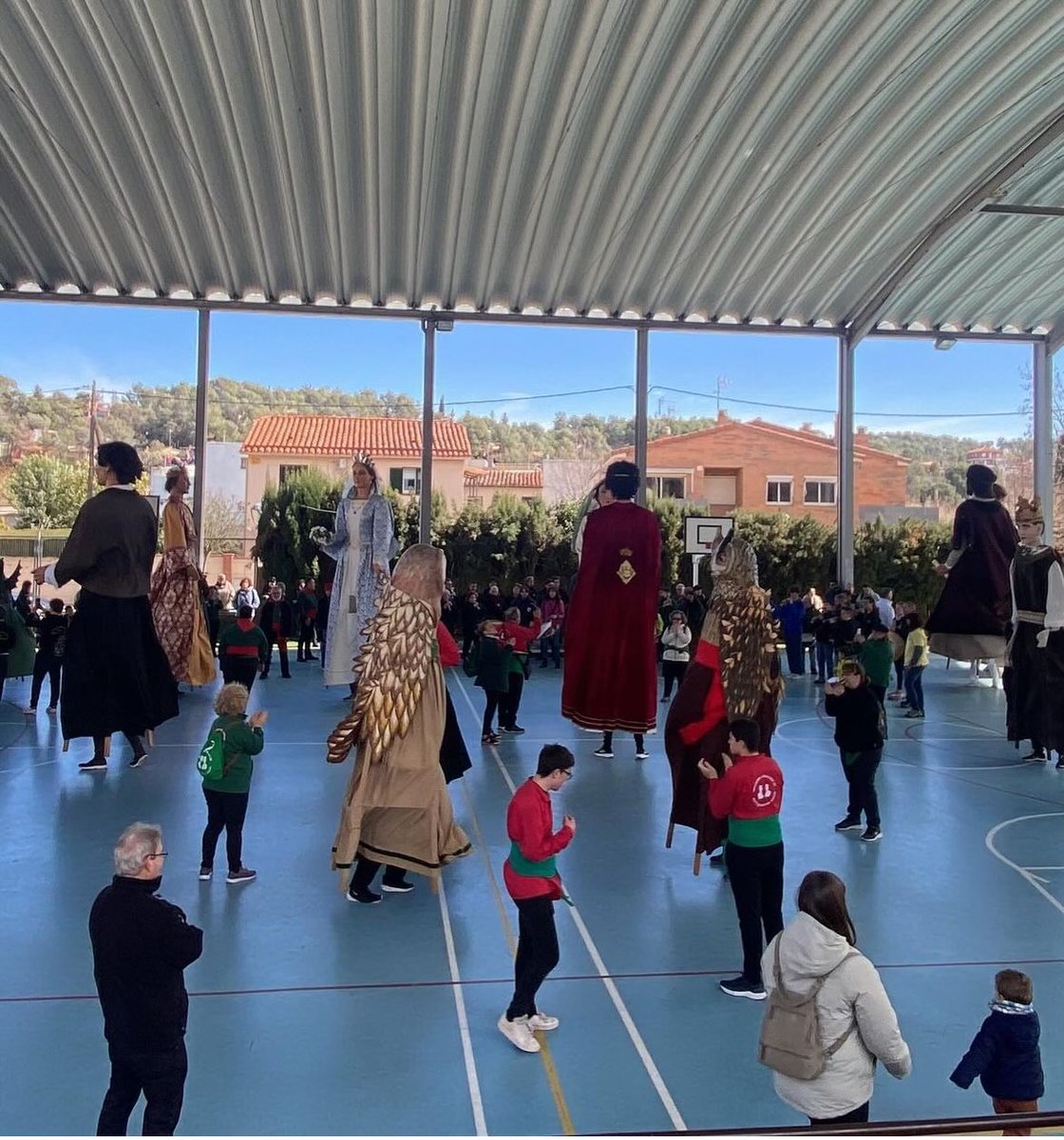 Després de molts mesos de preparació, el passat 3 de març vam poder gaudir de la nostra III Trobada Gegantera a Les Fonts! Moltíssimes gràcies a totes les colles convidades que ens van acompanyar en aquest bonic matí 💚🫶🏻