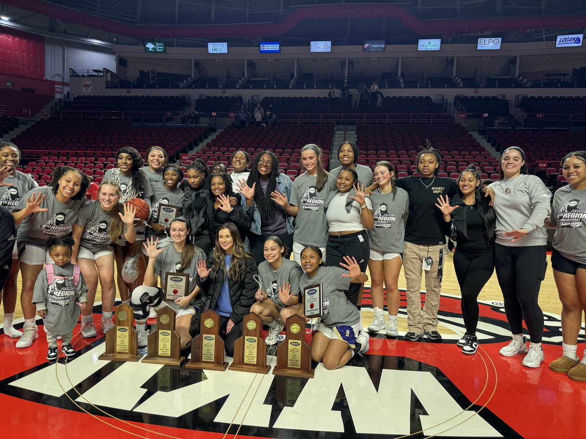 It’s a Family Affair! We love when our Alumni come back to support the present! Being a Lady Purple is a lifelong commitment 💜