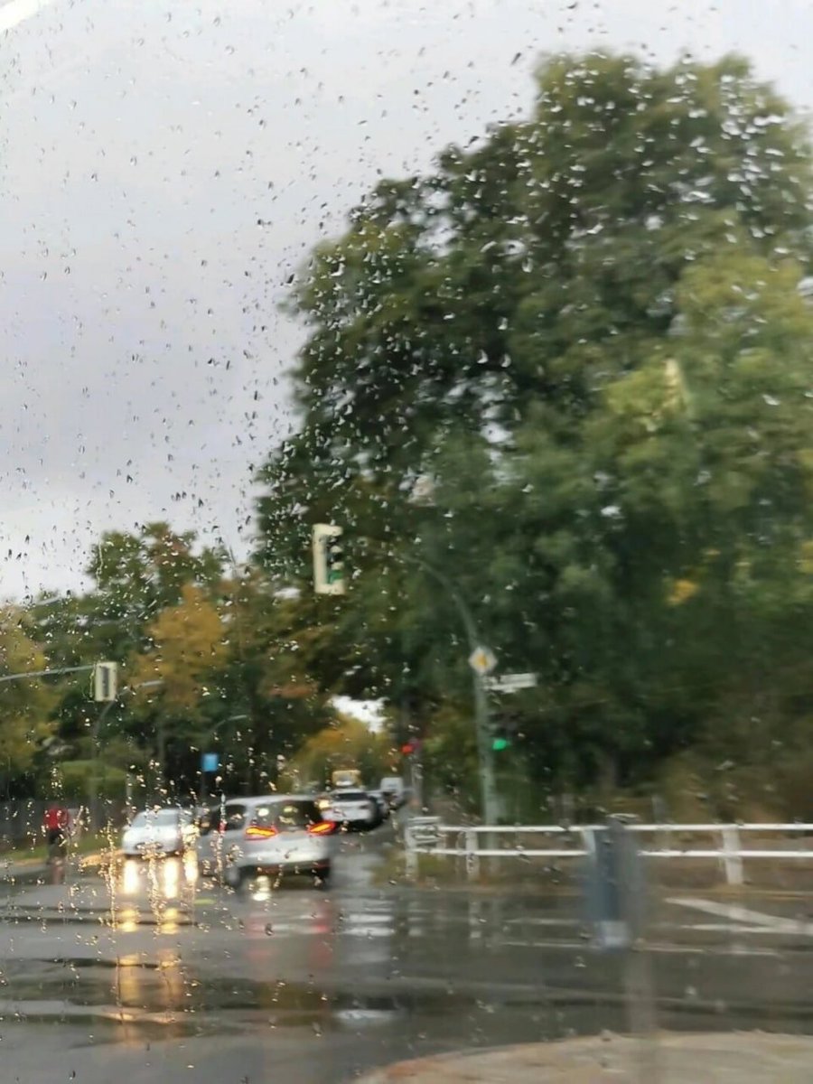 Arlet234232's tweet photo. "Let the rain kiss you. Let it wash away your worries. Enjoy the soothing sound of raindrops dancing on your window. 🌧☔️ https://t.co/gdyAlVyQTy